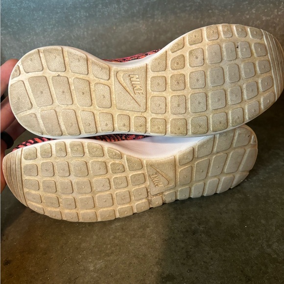 Nike Rosherun Flyknit Vivid Pink And Black Size Women’s 9 Running Shoes - Picture 11 of 14